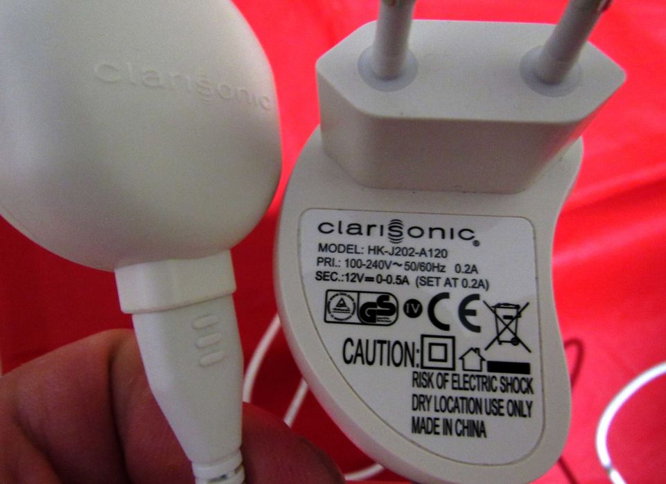 Clarisonic HK-J202-A120 - беспроводная зарядка, адаптер, блок питания.