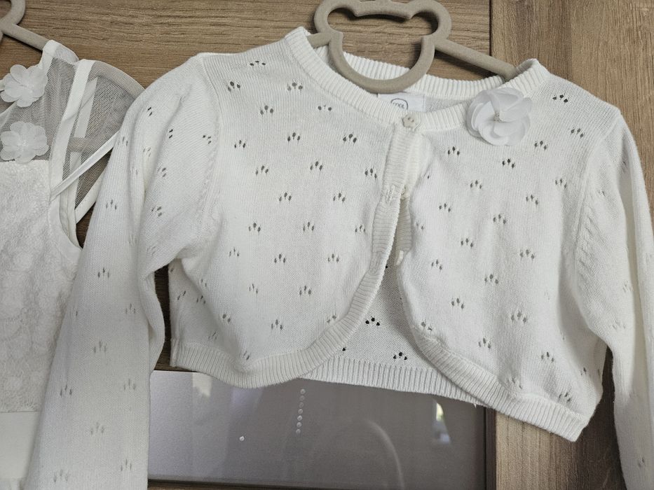 Sukienka wizytowa biała z sweterkiem bolerkiem