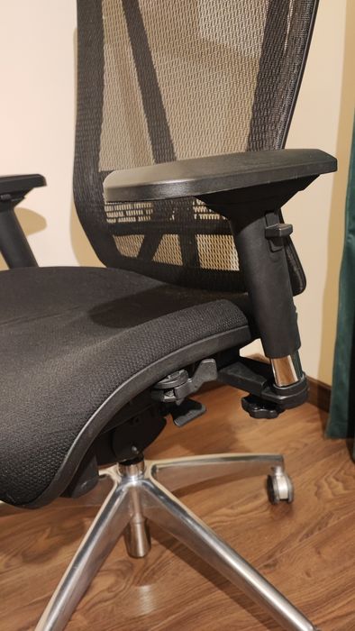Ergonomiczny fotel biurowy premium – siatka mesh, zagłówek, pełna regulacja