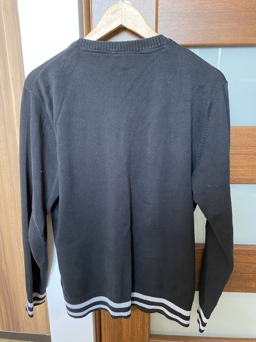 Czarny sweter w serek