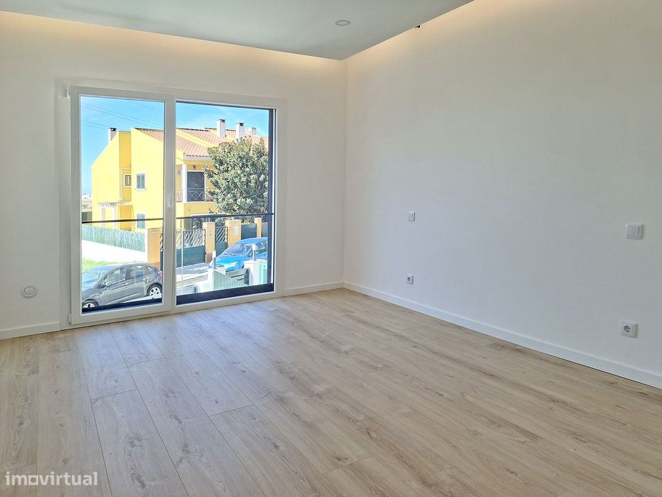 Moradia T3 nova com jardim em São Domingos de Rana