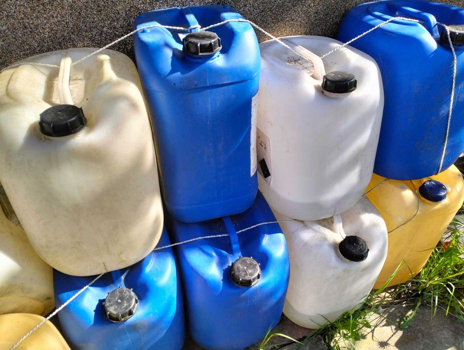 Kanistry plastikowe ,używane ,kolorowe.20l