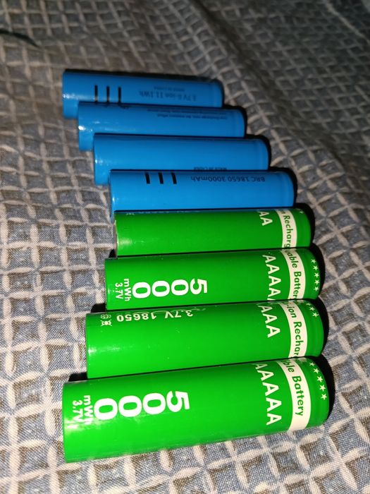 Акумулятори стандартні, із ліхтарів або лампочок.