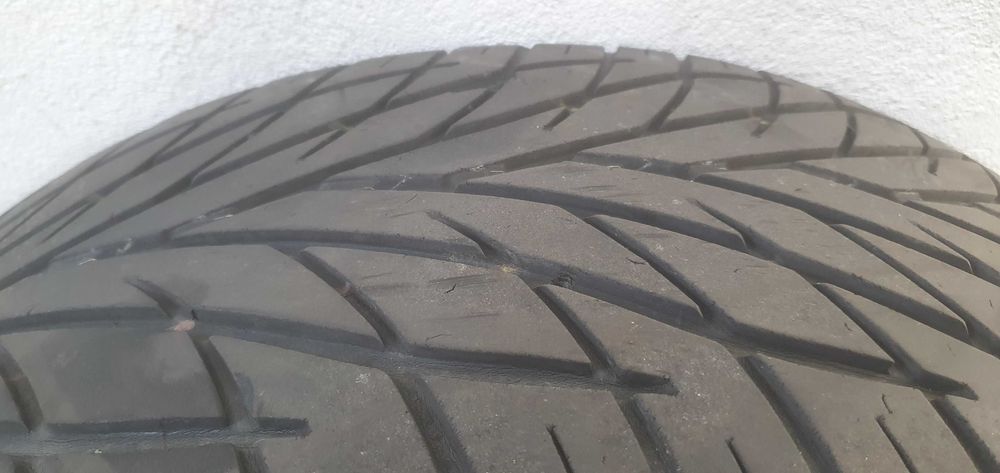 2 Pneus TOYO 265/40 R22 SEMI NOVOS