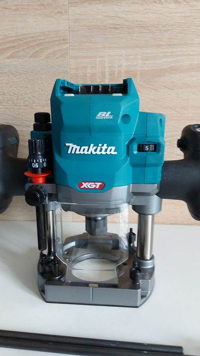 Фрезер акумуляторний Makita RP001GZ