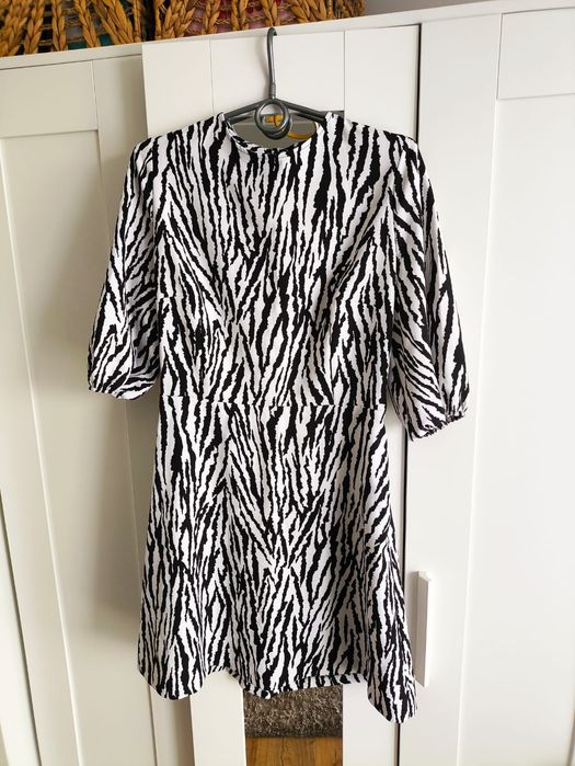 Sukienka trapezowa  zebra z wycięciem L 40