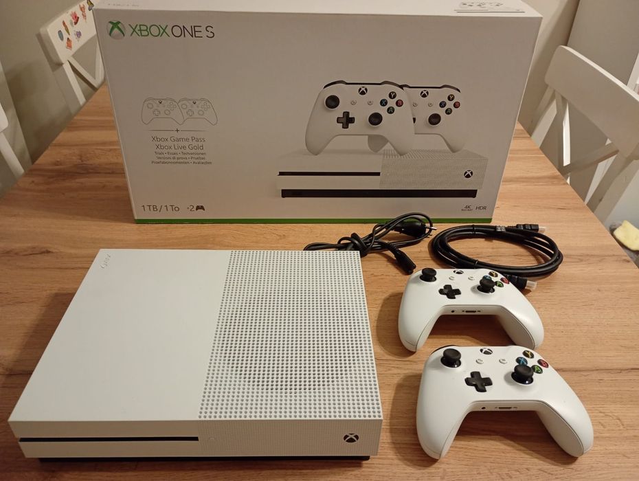 Konsola Xbox one S 1TB  z napędem 2 Pady