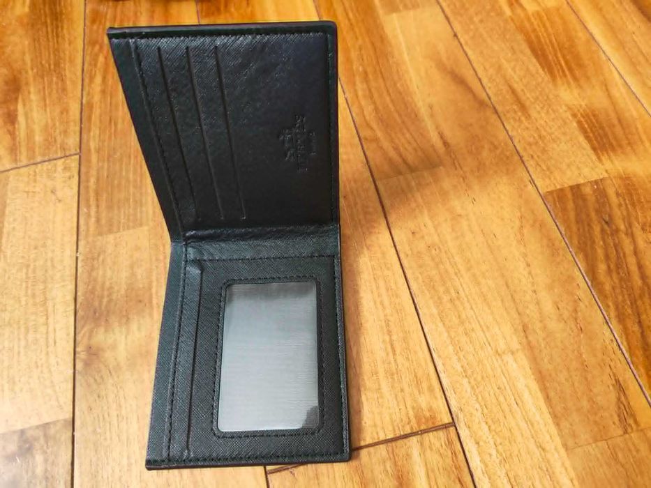 Czarny, elegancki portfel marki Hermès