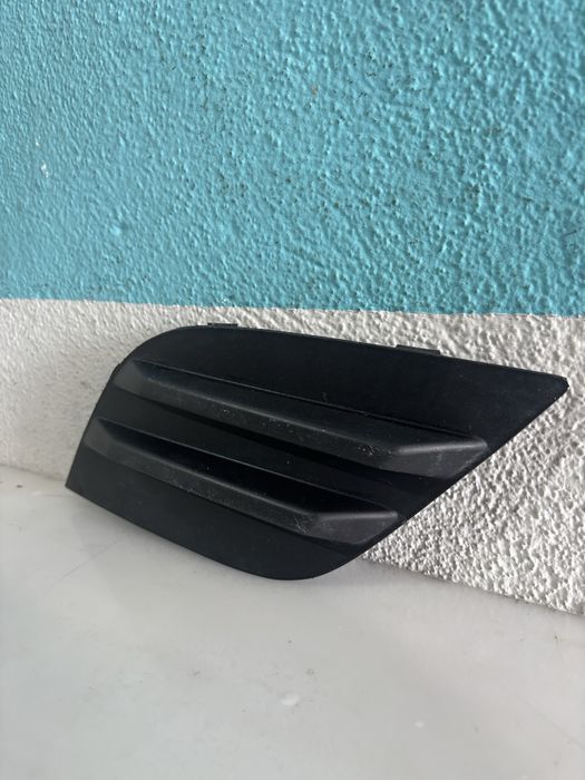Grelha/moldura farol de nevoeiro Ford Fiesta