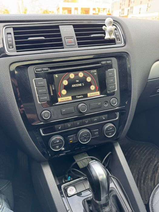 Продаем volkswagen jetta гибрид SEL