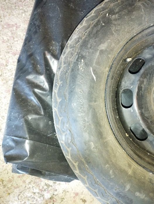 Duas jantes com pneus