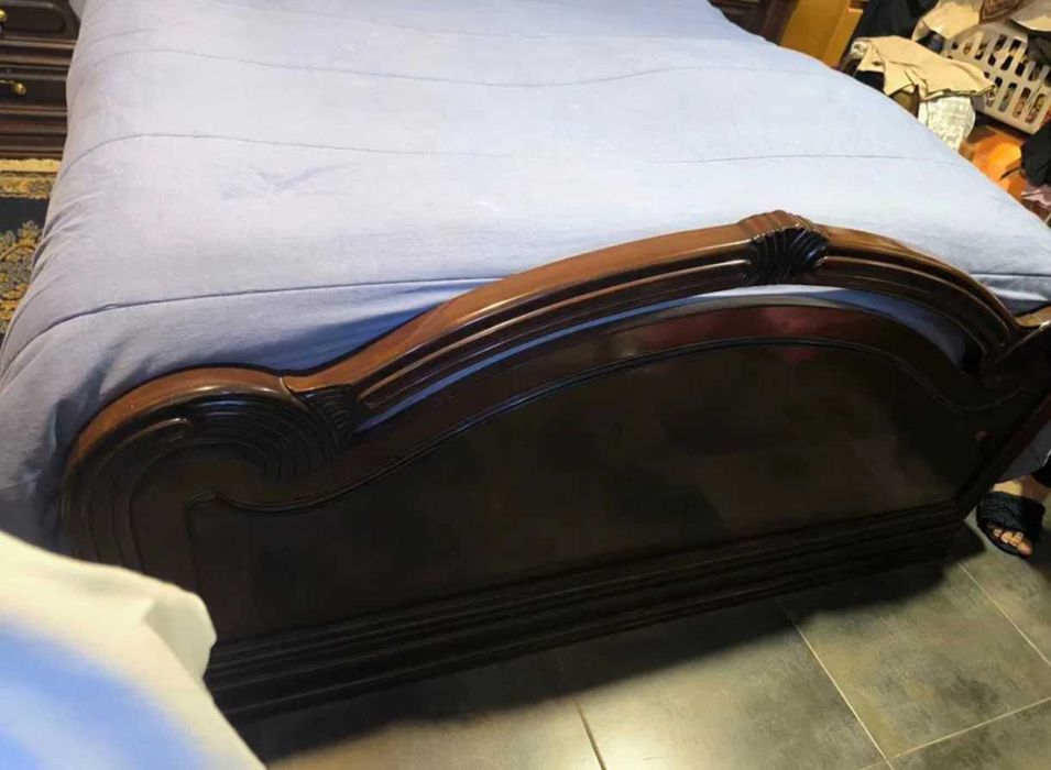 Cama de casal e mesas de cabeceira