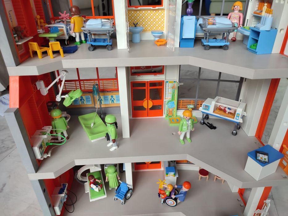 Szpital Dziecięcy Playmobil 6657 + Dodatkowe piętro 6443 + 8 zestawów