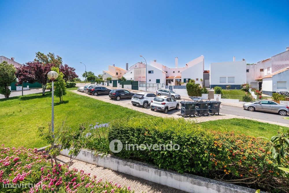 Moradia T4 isolada, totalmente mobilada e equipada, em Queijas