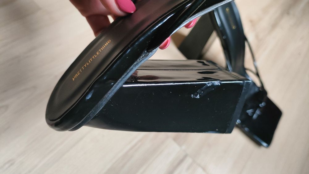 Sandały czarne lakierowane na obcasie