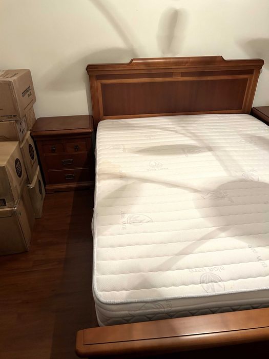 Cama e duas mesas de cabeceira