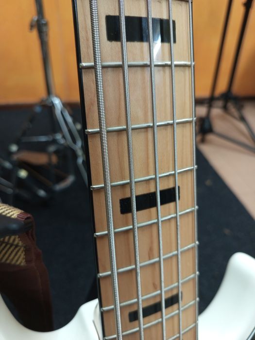 Baixo Marcus Miller V7 vintage 5 cordas Pickups Fender Noiseless