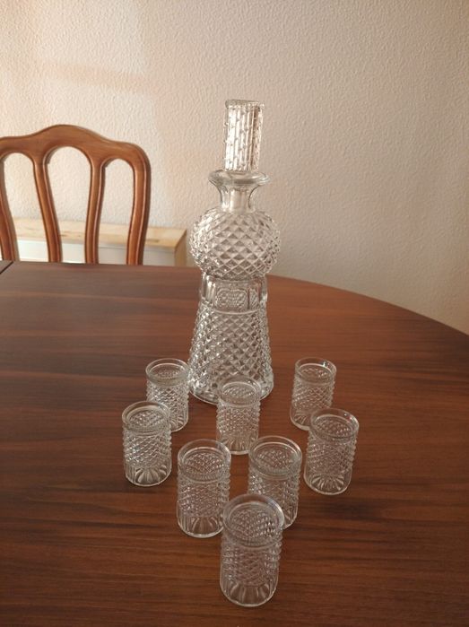 Garrafa e 8 copos de licor