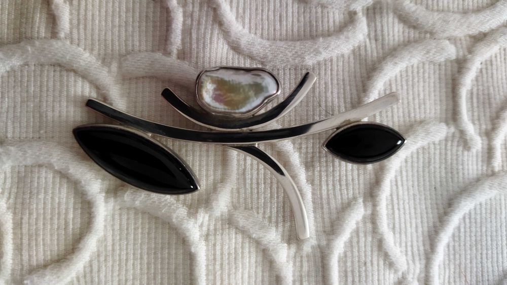 Pendente em prata, onix e madrepérola