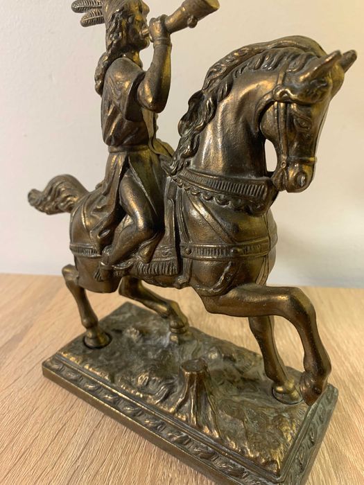 mosiężna figura statuetk rzeźba jeżdźca na koniu, antyk vintage