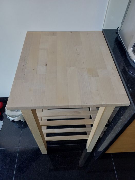 Mesa de apoio com rodas