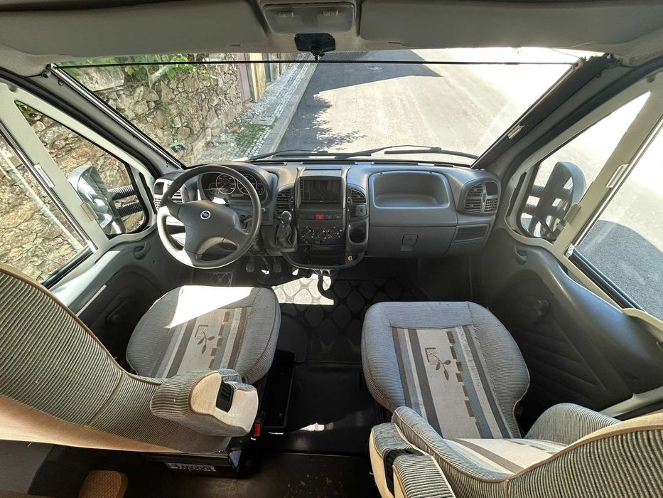 Aluguer Autocaravana 4 pessoas / 6 dormidas
