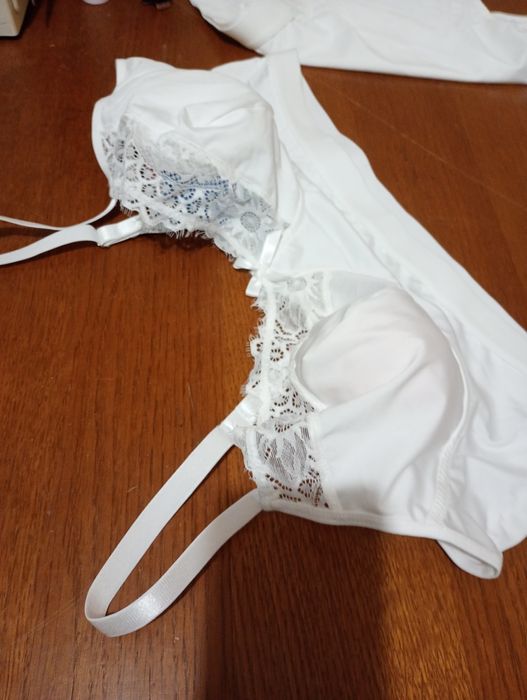 Жіноча білизна великого розміру.