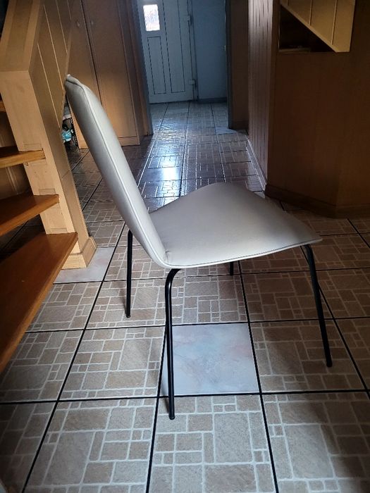 Krzesła skóra naturalna do jadalni, czarne nogi, jasno szara s