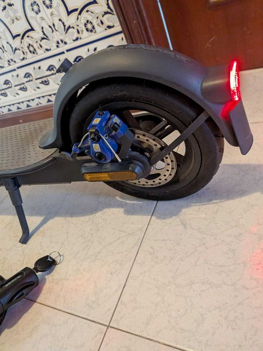 Trotinete Elétrica Xiaomi Mi Electric Scooter 3 + Carregador original + Capacete