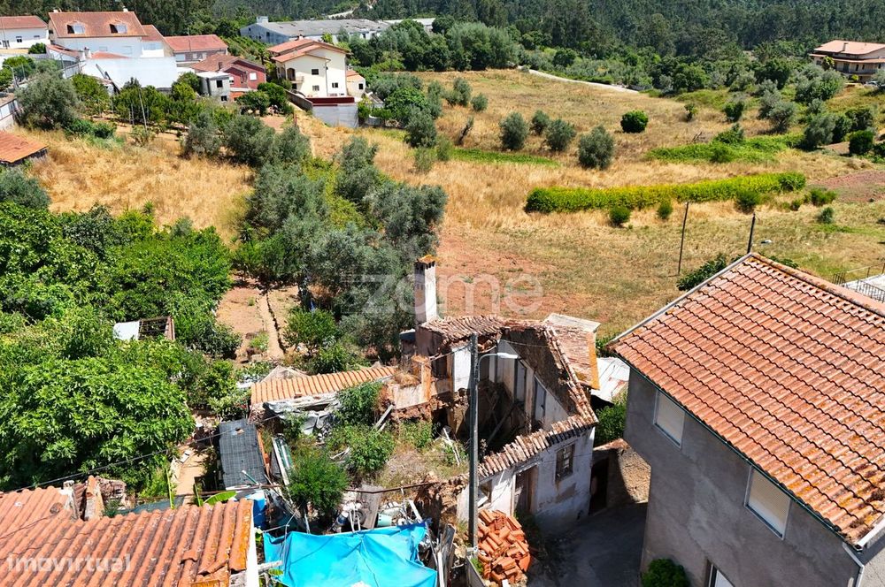 Moradia em ruínas com terreno