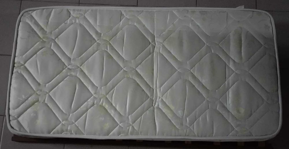 Berço/Cama com grades com estrado e colchão - usado