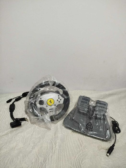 Volante e pedais Thrustmaster 5in1 com fios (NOVO, por estrear)