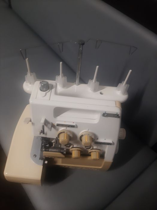 Швейна машина Оверлок