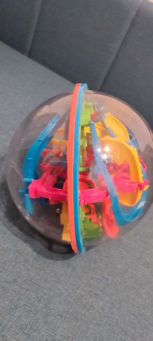 Labirynt w kuli plastikowej