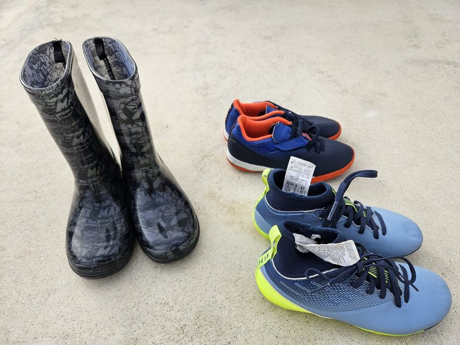 Chuteiras de futebol e botas T30 semi novas para criança.