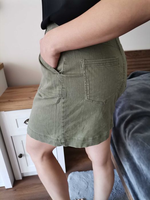 Spódniczka mini khaki/oliwkowa z kieszeniami 38
