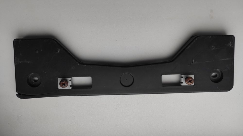 Панель номерного знака 521140R090 Toyota Rav 4