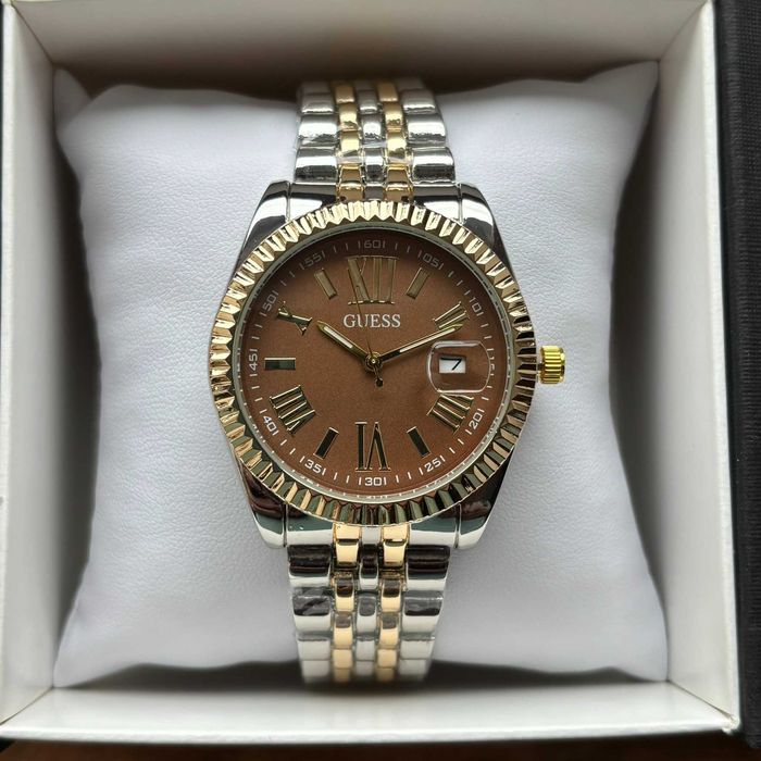Жіночий годинник на браслеті Guess з циферблатом кольору шоколад