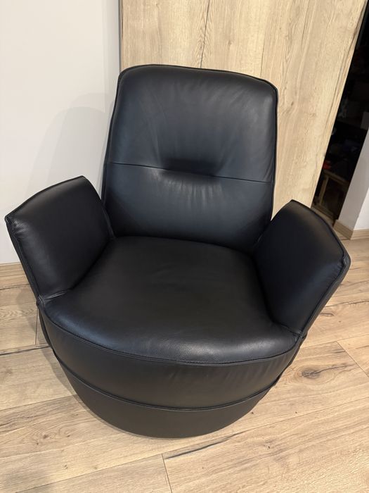 Piękny  obrotowy czarny skórzany fotel - jak Nowy
