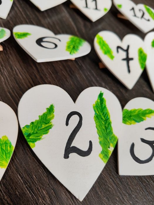 Numerki na stoły białe serduszka numery tropikalne liście na klamerce