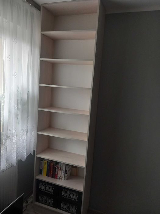 Regał z 8 pólkami