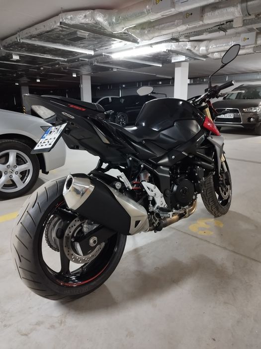 -Suzuki GSR 750-