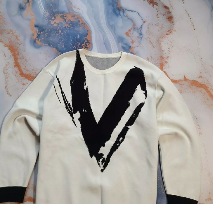 Свитшот Valentino женский свитер кофта Garavani