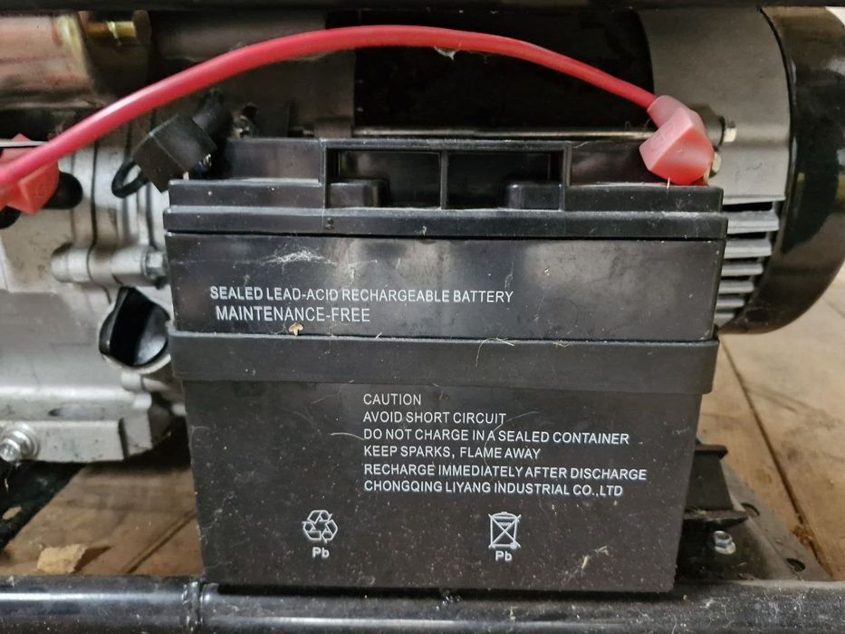 Бензиновий генератор