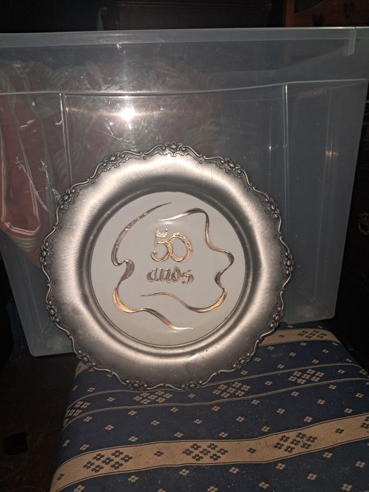 Prato em ceramica e estanho, comemorativo 50 anos