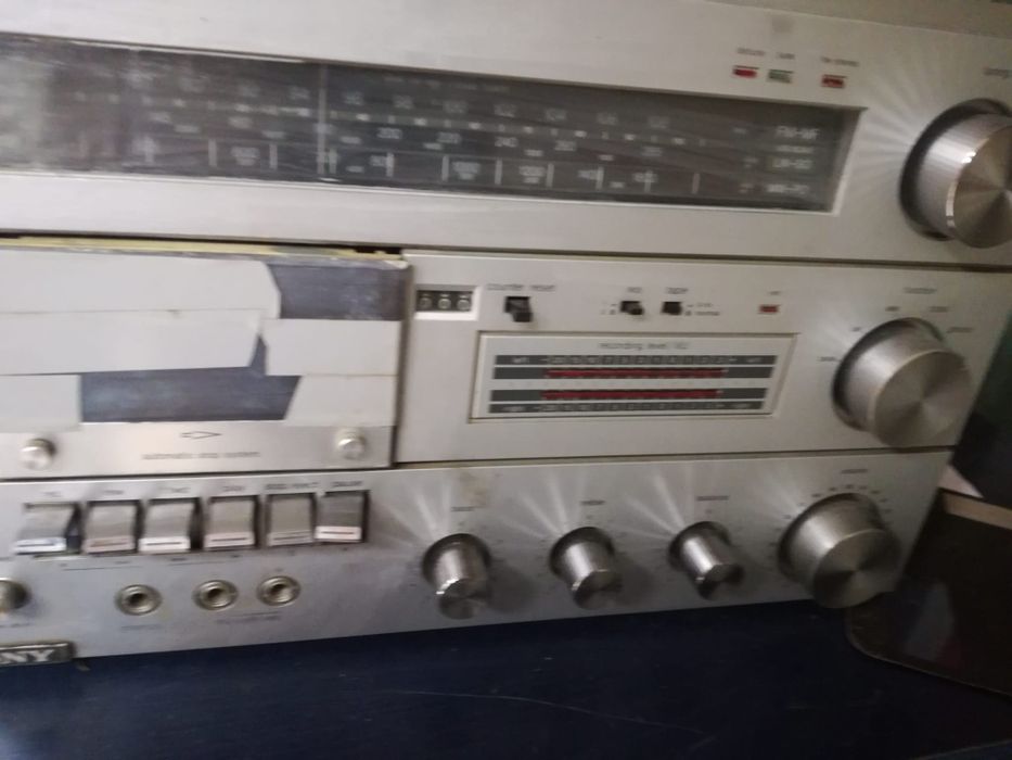 Gira discos com colunas Sony, cassete avariado, gira discos funciona.