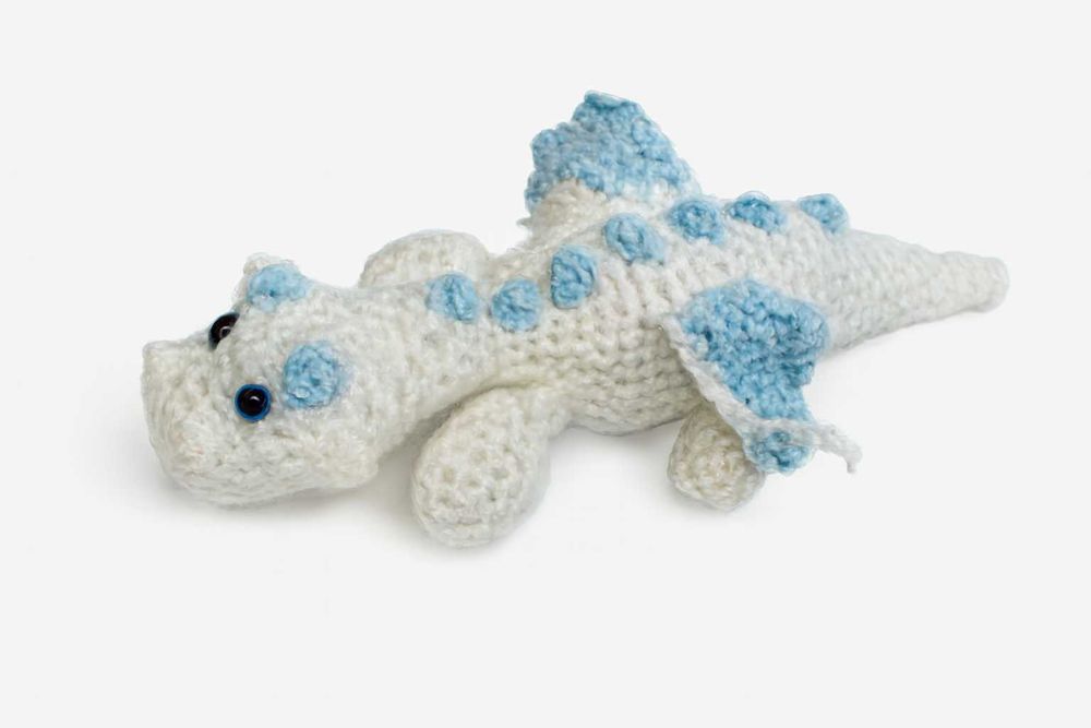 Dragão em Crochê – Branco e Azul (feito à mão)