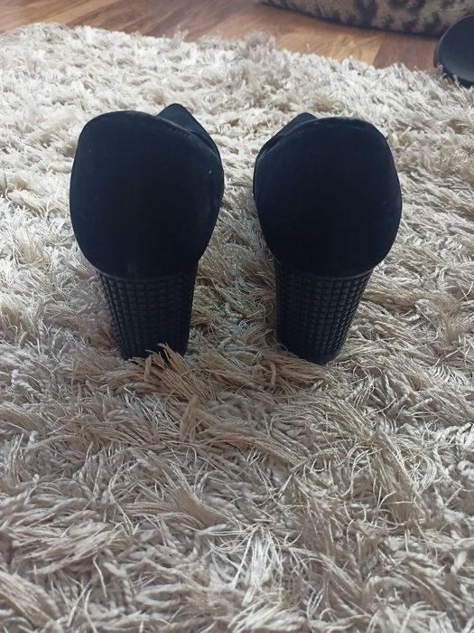 Eleganckie buty damskie na słupku 38