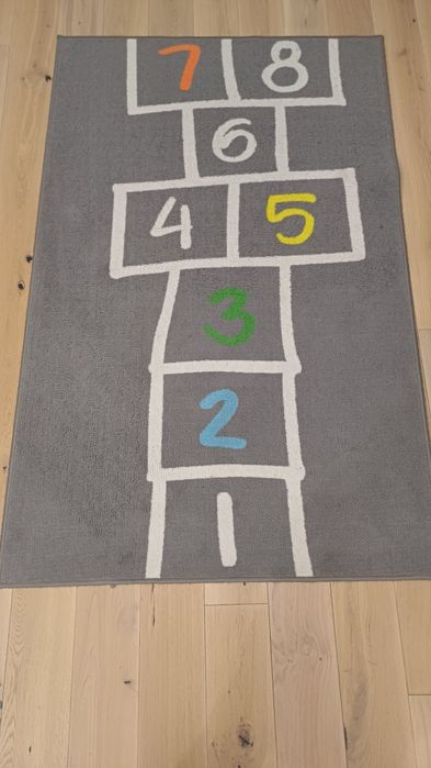 Dywan Ikea gra w klasy