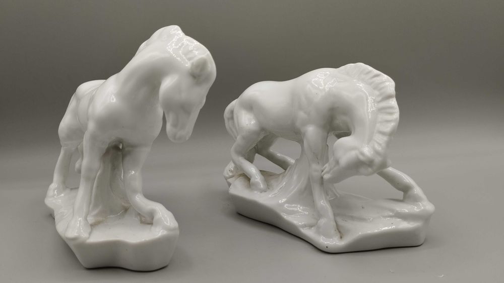2 cavalos brancos em porcelana